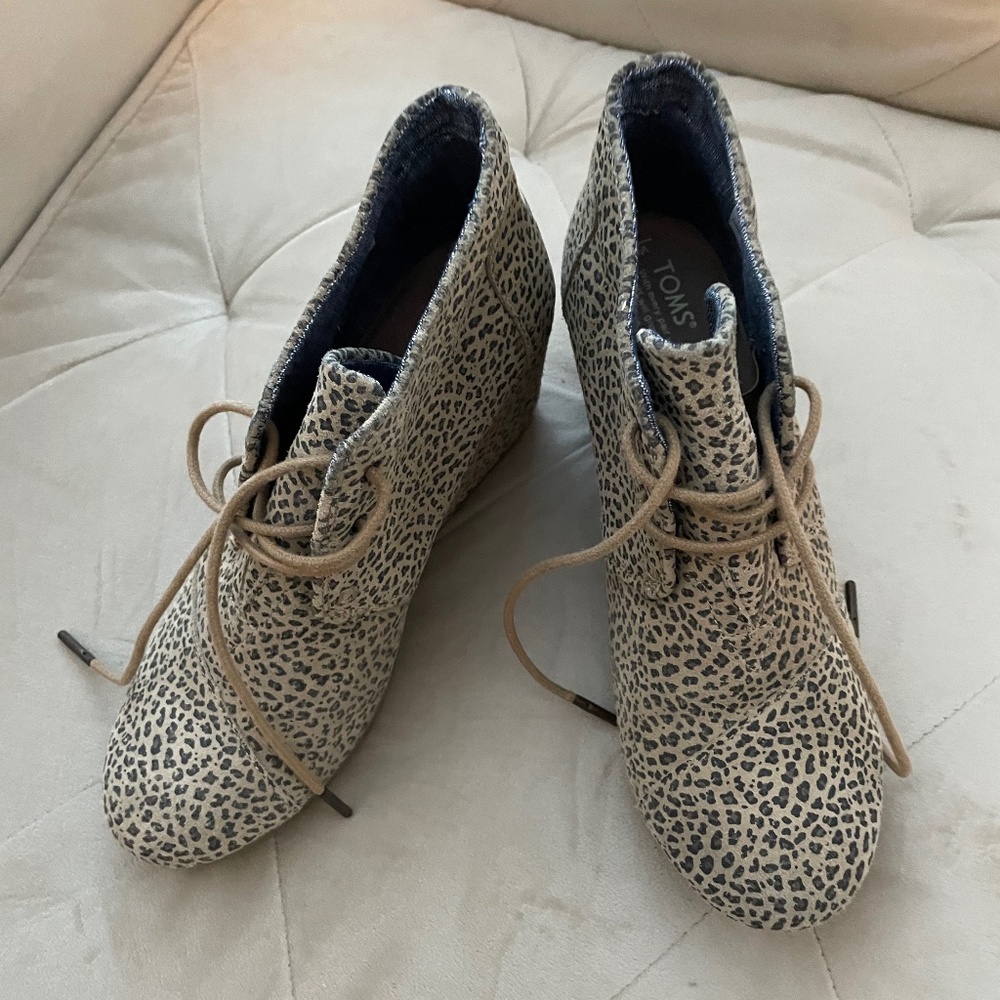 Tom’s Leopard Print Wedge